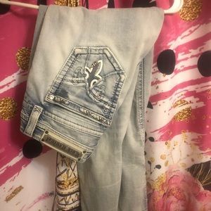 ROCK REVIVAL CROP JEANS